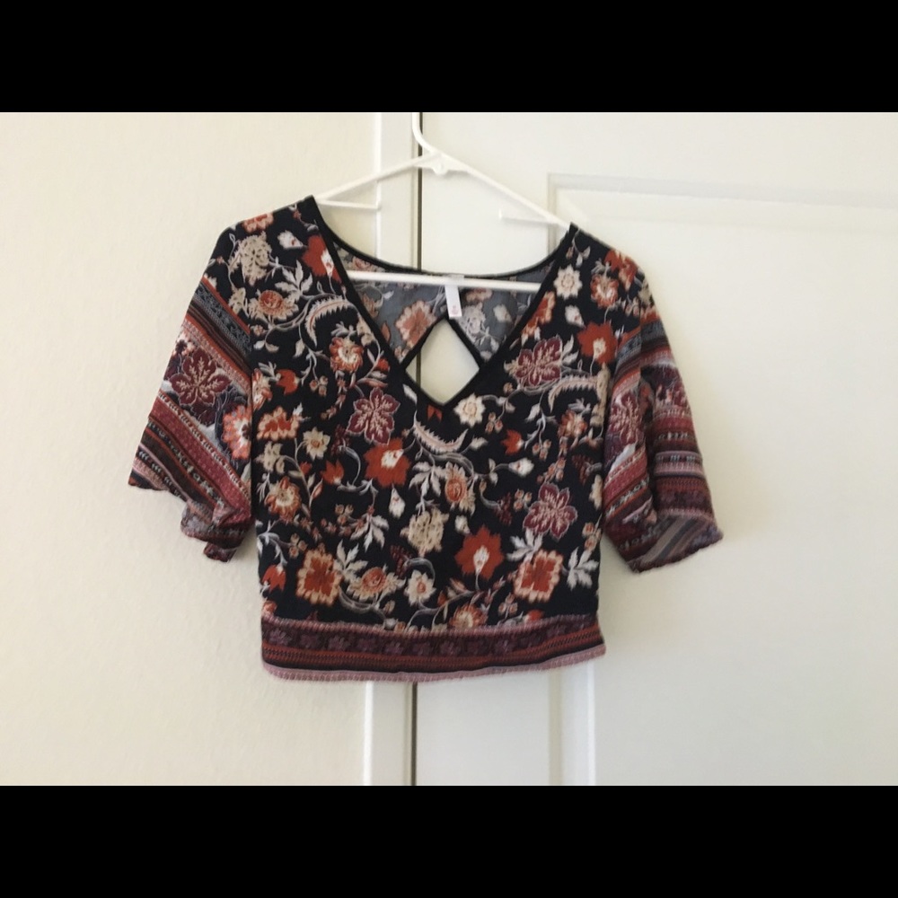 Floral V-neck Crop top open in back